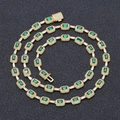 Detail van gouden ketting met smaragdgroene zirkoonstenen en micro-pave kristallen - 20 inch / Goud Groen