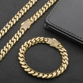 Macro-opname van 14k gouden Cubaanse schakelset met micro-pave S-logo gesp op zwarte stof - 15mm / Armband 7.5 Inch / Goud