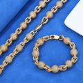 Gros plan sur le collier et bracelet à billes dorées de 10,5 mm sertis de zircons - Or