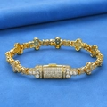 Vista dettagliata delle maglie del bracciale a quadrifoglio con zirconi incastonati - Bracciale 9 Pollici / Oro