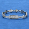 Dettaglio del bracciale a catena con quadrifogli e stelle in zirconi luccicanti - Bracciale 9 Pollici / Platino