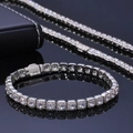 Primo piano di un bracciale tennis in argento con zirconi quadrati e riflessi dettagliati - Collana (24 Pollici) / Platino