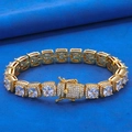 Dettaglio del bracciale hip hop con zircone quadrato da 10 mm in oro e chiusura pavé - Bracelet 9 Inches (22.86cm In Length) / Oro (Larghezza 10mm)
