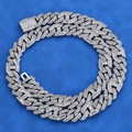 Collana Cuban link 15mm a naso di maiale con zirconi su uno sfondo blu acceso - 24 Pollici (60.96cm) / Platino