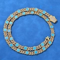 Detalle del collar de eslabones cubanos con piedras de ópalo azul y circonitas blancas - Collar 18 Pulgadas (Longitud 45,72 cm) / Color Oro (Ancho 8mm)