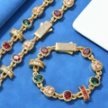 Vista macro di bracciale con gemme colorate e pavé di zirconi bianchi placcato in oro - Collana da 24 pollici / Oro