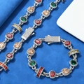 Dettaglio di un braccialetto hip hop in argento con gemme colorate e diamanti pavé - Collana da 24 pollici / Platino