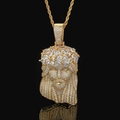 Dettaglio del ciondolo Gesù in oro con micropavé di zirconi su catena a corda - Con Catena a Torsione / Oro