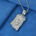 Dettaglio del ciondolo testa di Gesù con zirconi cubici su una catena a corda ritorta - Collana a catena di corda / Argento