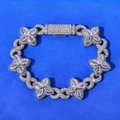 Detailansicht des silbernen Unendlichkeits-Kleeblatt-Armbands mit Marquise-Steinen auf Samt - Armband 7 Zoll / Platinierter Weißer Zirkon