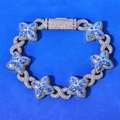 Nahaufnahme des Hip-Hop-Armbands mit blauen Kleemotiven und Zirkonia-Pflaster-Fassung - Armband 7 Zoll / Weißgold Blauer Zirkonia
