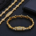 Dettaglio del set di gioielli hip-hop dorati con stelle a croce e zirconi incastonati - Bracciale 7 Pollici / Oro