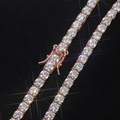 Vista macro de la pulsera tenis de oro rosa con moissanita de corte brillante y cierre seguro - Oro Rosa (3mm)/6 Pulgadas