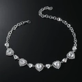 Elegantes silbernes Herz-Choker-Halskette mit funkelnden Kristallen auf schwarzem Grund - Silber