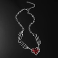 Collier punk gothique avec des griffes de squelette en argent et un pendentif cœur rouge - Épissage de Cœur de Griffe de Fantôme