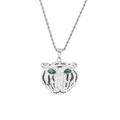 Dettaglio del ciondolo testa di leone hip hop con strass bianchi e occhi in gemma verde - Catena a fune in acciaio inossidabile da 60 cm / Argento