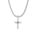 Vue détaillée du collier croix hip hop argenté avec tête de mort et pierres en zircon - Collier Tennis Simple Rangée Croix Crâne (0.4x50cm) / Argent
