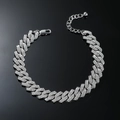 Dettaglio della catena cubana argentata con strass e chiusura a moschettone professionale - Stile Rombo / Argento