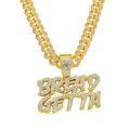 Dettaglio del ciondolo BREAD GETTA dorato con cristalli scintillanti stile hip-hop - Collana Ciondolo Lettera (Catena Cubana Oro) / Oro