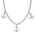 Détail du collier tennis argenté avec pendentifs en forme d'ancre et strass scintillants - Argenté