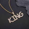 Makroaufnahme des goldenen Hip-Hop KING-Anhängers mit Zirkonia auf schwarzer Textur - 4 Buchstaben Mit Seilkette / Gold