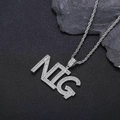 Nahaufnahme des vereisten NTG-Buchstabenanhängers mit Zirkonia auf schwarzer Mattfläche - 4 Buchstaben Mit Seilkette / Platin