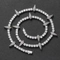 Detailaufnahme der silbernen Tennis-Kette mit Zirkonia-Anhängern auf grauem Hintergrund - 24 Zoll / Platin