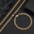 Dettaglio macro del set catena cubana dorata con collana e bracciale su pietra scura - Collana / Oro / 24 pollici