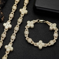 Primer plano del conjunto de joyas trébol dorado con pavé brillante y estilo hip hop de lujo - Bracelet 7 Inches (17.78cm In Length) / Dorado