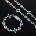 Dettaglio di set lusso collana e bracciale con pietre colorate e zirconi incastonati - Collana da 24 pollici / Platino
