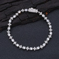 Bracciale tennis a stella in argento con zirconi da 6 mm ed elementi a forma di stella - 9 pollici / Zircone Bianco Placcato Platino