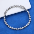 Makroaufnahme von Silber-Hip-Hop-Tennisarmband mit Sternen und Kastenverschluss auf Samt - 6 Zoll (15.24cm) / Silber Weißer Moissanit (6mm)