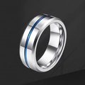 Vista macro de un anillo de acero pulido con elegante incrustación azul y grabado interno - Talla 7 / Plateado Con Ranura Azul