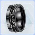Detalle de un anillo de acero de titanio negro con números romanos y cadena - Talla 7 / Negro Plata Número Romano Cadena