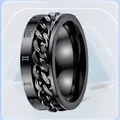 Detailansicht eines schwarzen Titanstahlrings mit römischen Ziffern und Kette - Größe 7 / Schwarz Silber Römische Ziffer Kette
