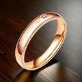 Primer plano de anillo de acero de titanio oro rosa grabado His Queen y gema púrpura - US 7 / Estilo Reina-Oro Rosa (14-B-2)