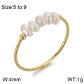 Eleganter Goldring aus Titan mit fünf Barock-Süßwasserperlen in schlichter Reihe - Größe 4 / Ring / Gold