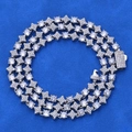 Detail van zilveren hiphop-sterrenketting met witte zirkonia op blauw fluweel - 24 inch / Breedte 6mm / Zilver Witte Strass