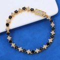 Detailansicht des goldfarbenen Stern-Tennisarmbands mit schwarzen Steinen und Pavé-Besatz - Gold Schwarzer Moissanit (6mm)