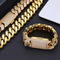 Gedetailleerd beeld van de 26mm gouden en diamanten Cuban armband in hiphop-stijl - 24 inch ketting / Goud
