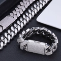 Macro-opname van zilveren Cubaanse schakelketting met 26mm zirkonia en rechthoekige sluiting - 24 inch ketting / Platina