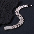 Dettaglio del bracciale a maglie cubane argento 15mm con pavé completo di zirconi bianchi - 9 pollici (22.86cm) / Argento