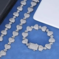 Makroaufnahme von silbernem Iced Out Panzerarmband mit Dollarzeichen-Anhängern - Armband 7 Zoll / Weißgold