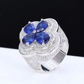 Primer plano de anillo de plata con pétalos de gema azul y detalles de diamantes pavé - US 10 / Oro Blanco Con Circonita Azul