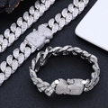 Détail d'un ensemble de chaîne cubaine 18mm argentée avec fermoir puzzle et zircons - Bracelet 9 Inches (22.86cm In Length) / Or Blanc (Largeur 18mm)