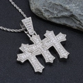 Dettaglio macro del ciondolo a tripla croce con zirconi su collana a catena a corda - Pendente a Tripla Croce (PEN264) / Argento