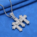 Dettaglio del ciondolo a croce hip hop con moissanite a taglio baguette e tondo - Stile Catena a Torsione / Argento