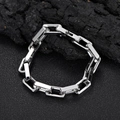 Poliertes 9mm Edelstahl-Gliederkettenarmband für Herren auf dunklem Steinuntergrund - 9 Zoll / Stahlfarbe