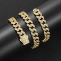 Dettaglio della catena cubana dorata da 12mm con zirconi a doppia fila e chiusura sicura - Collana da 24 pollici / Oro