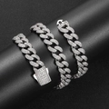Dettaglio catena cubana argento 12mm con zirconi micro-pavé e chiusura a molla quadrata - Bracciale 7 Pollici / Platino